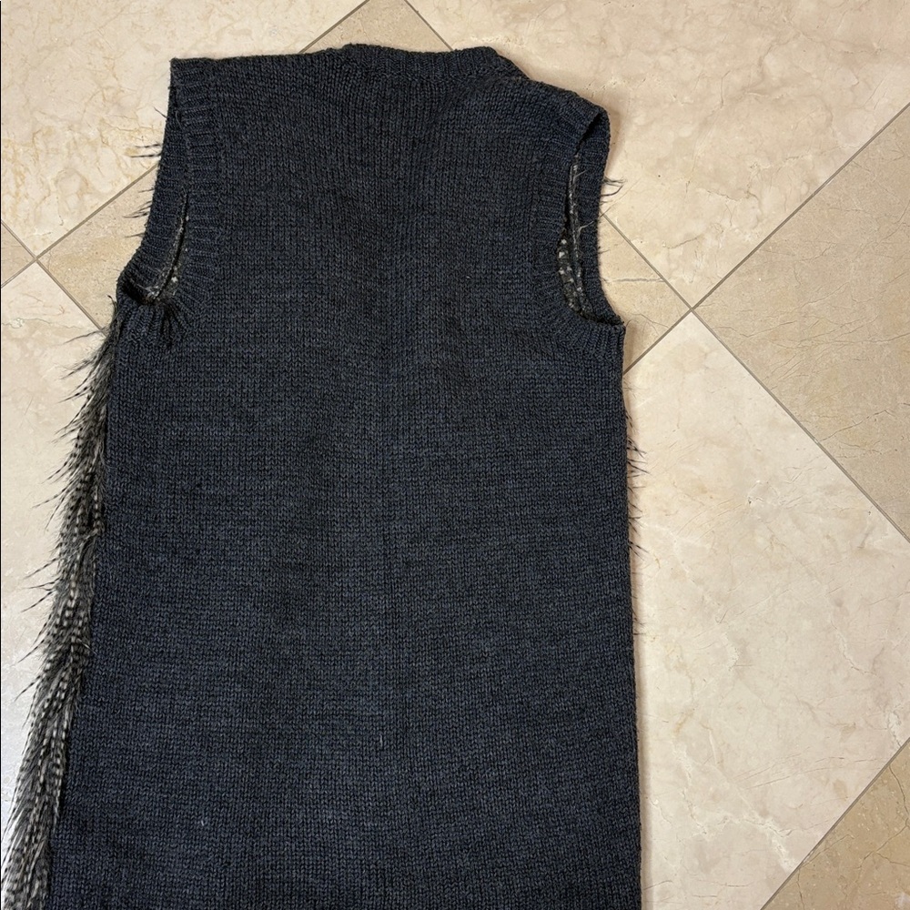 ⭐️ H&M Charcoal Knit vest with faux fur- XS - Picture 10 of 10